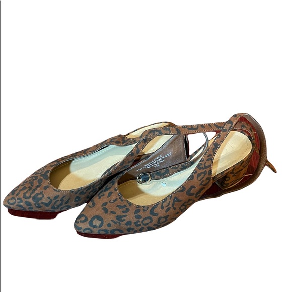 Loft textile cheetah print upper with pointed toe strappy sandals size 6 1/2. - Picture 2 of 4